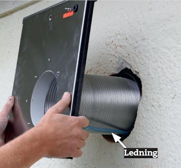 Ventilator med ekstern motor: Skru løs bakplaten til motoren, og stikk rør og ledning inn i hullet Ventilator med ekstern motor: Skru løs bakplaten til motoren, og stikk rør og ledning inn i hullet